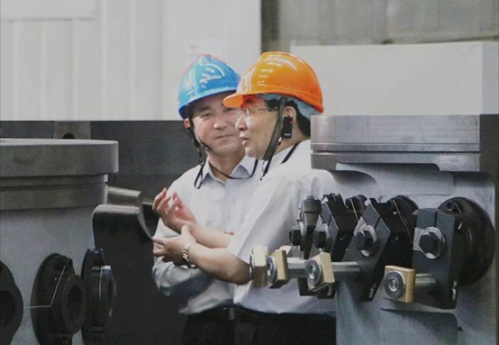 ����ʡί��ǡ�ʡ�˴�ί�����κ��徲һ��ݰ��ΰ�¹�������ת�͡���̸������